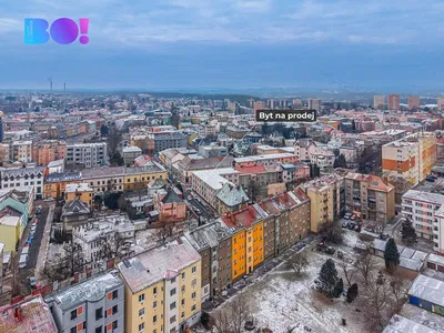 Кухня; кухненски уреди, дървен под, естествена светлина, модерен стил