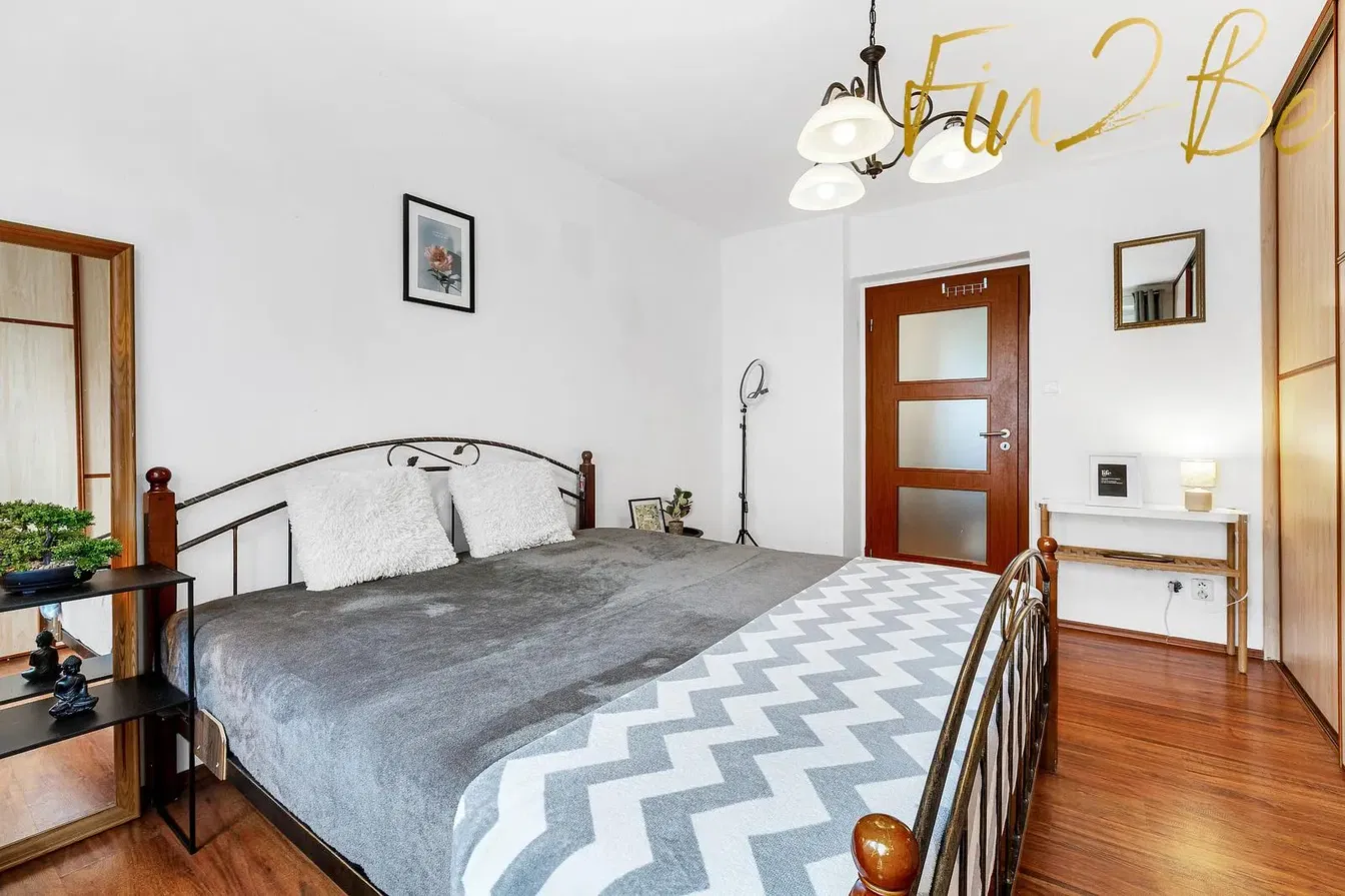 Salon; podłoga drewniana, światło dzienne, styl nowoczesny