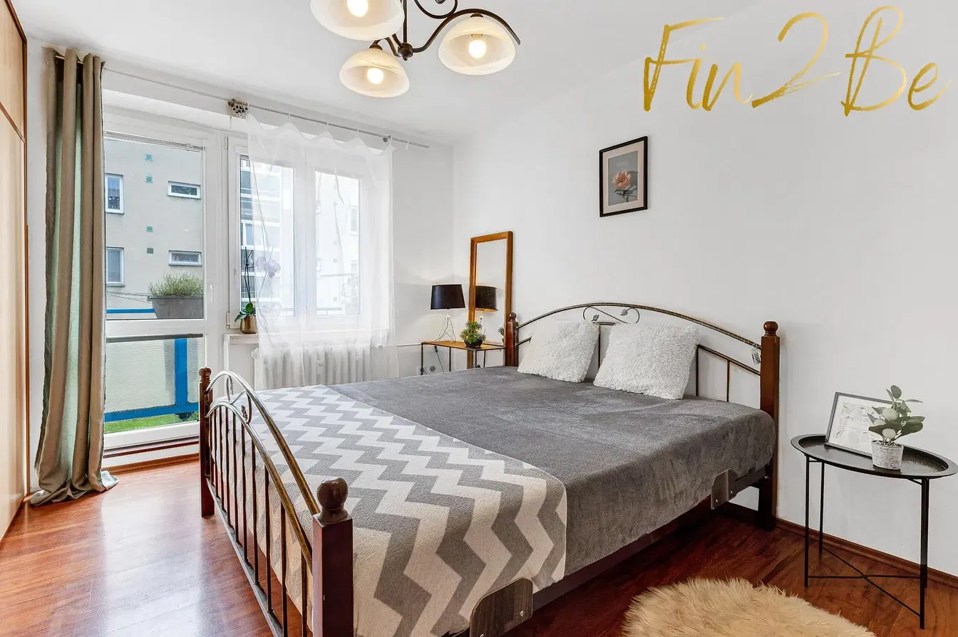 Kuchnia; sprzęt kuchenny, podłoga drewniana, światło dzienne, styl nowoczesny