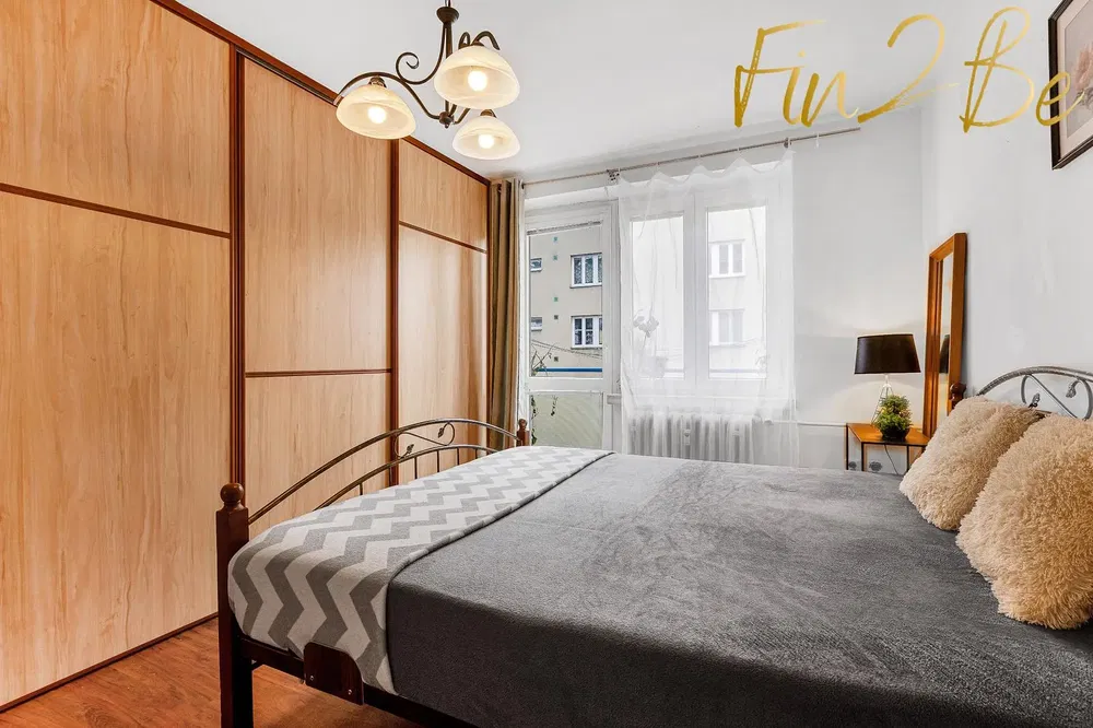 Salon; podłoga drewniana, światło dzienne, styl nowoczesny, wysokie sufity