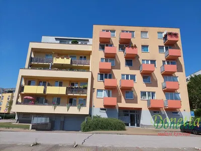 Oturma odası; ahşap zemin, doğal ışık, modern stil