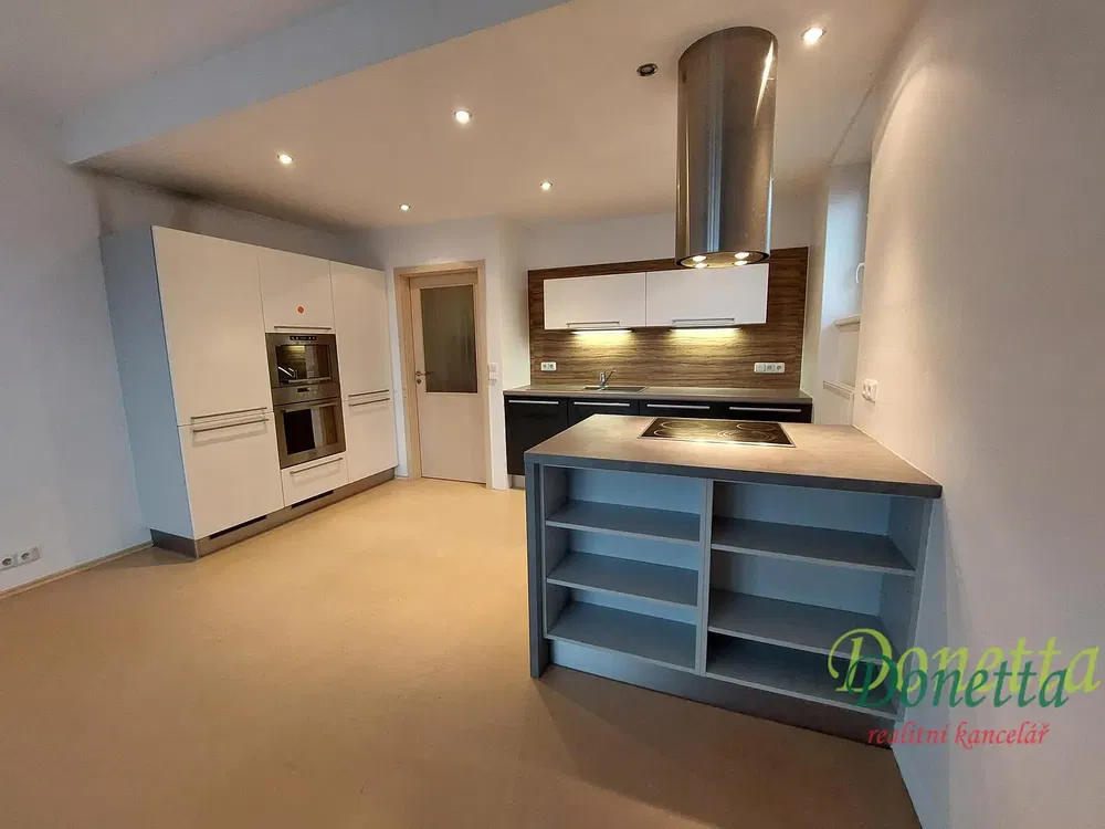 Mutfak; mutfak aletleri, ahşap zemin, doğal ışık, modern stil