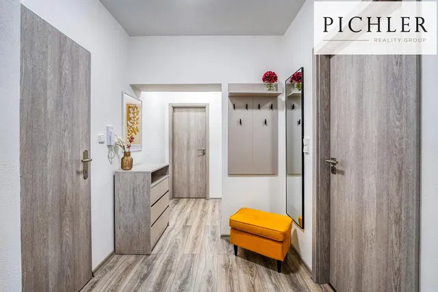 Kuhinja; kuhinjski aparati, drveni pod, prirodno svjetlo, moderni stil