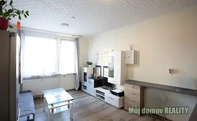 Кухня; кухненски уреди, дървен под, естествена светлина, модерен стил