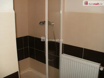 Хол; дървен под, естествена светлина, модерен стил