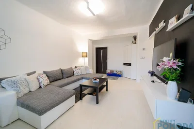 Wohnzimmer; holzboden, tageslicht, moderner stil, hohe decken
