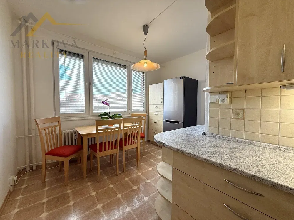 Oturma odası; ahşap zemin, doğal ışık, modern stil