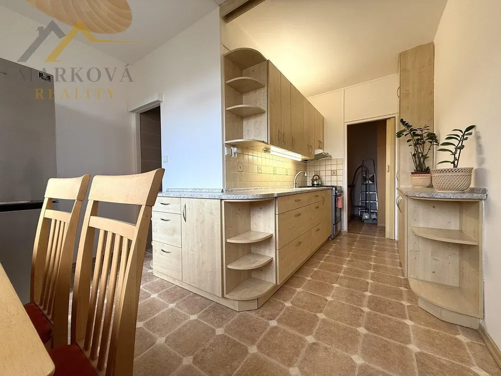 Oturma odası; ahşap zemin, doğal ışık, modern stil