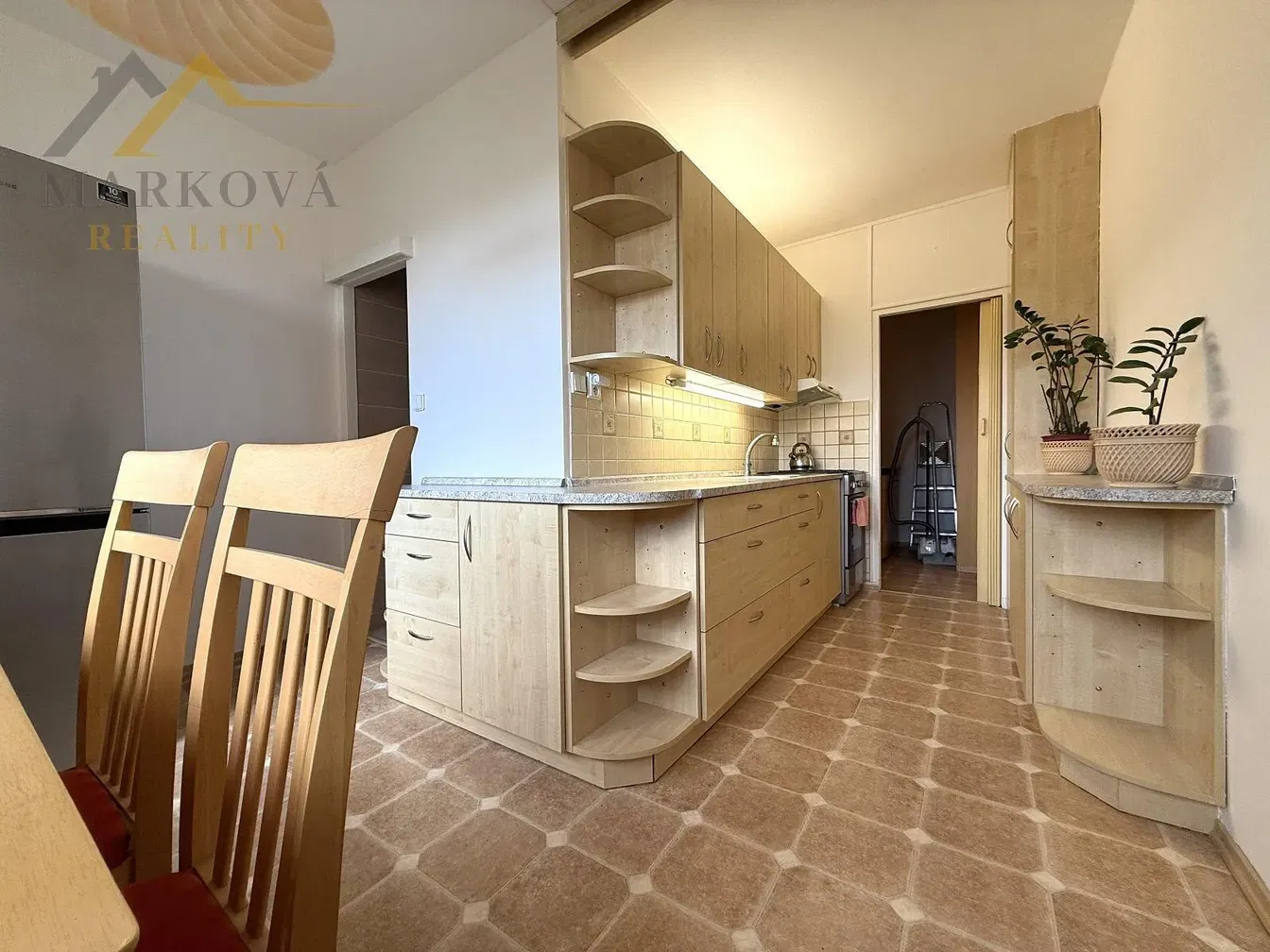 Oturma odası; ahşap zemin, doğal ışık, modern stil