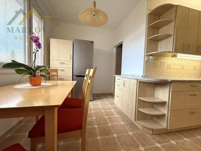 Mutfak; mutfak aletleri, ahşap zemin, doğal ışık, modern stil