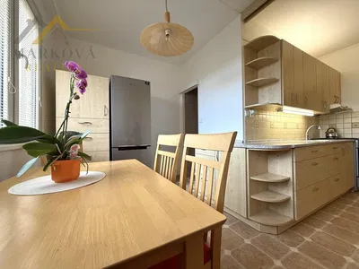 Mutfak; mutfak aletleri, ahşap zemin, doğal ışık, modern stil