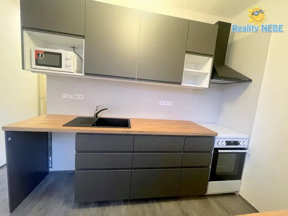 Кухня; кухненски уреди, дървен под, естествена светлина, модерен стил