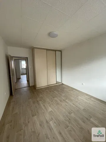 Кухня; кухненски уреди, дървен под, естествена светлина, модерен стил