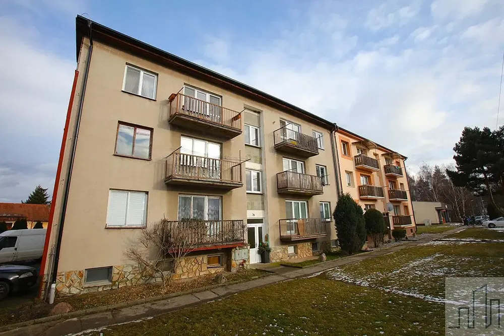 Кухня; кухненски уреди, дървен под, естествена светлина, модерен стил