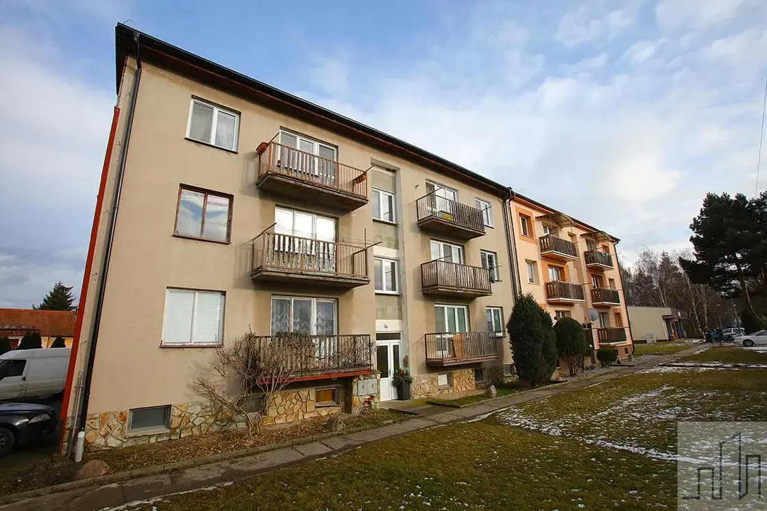 Кухня; кухненски уреди, дървен под, естествена светлина, модерен стил