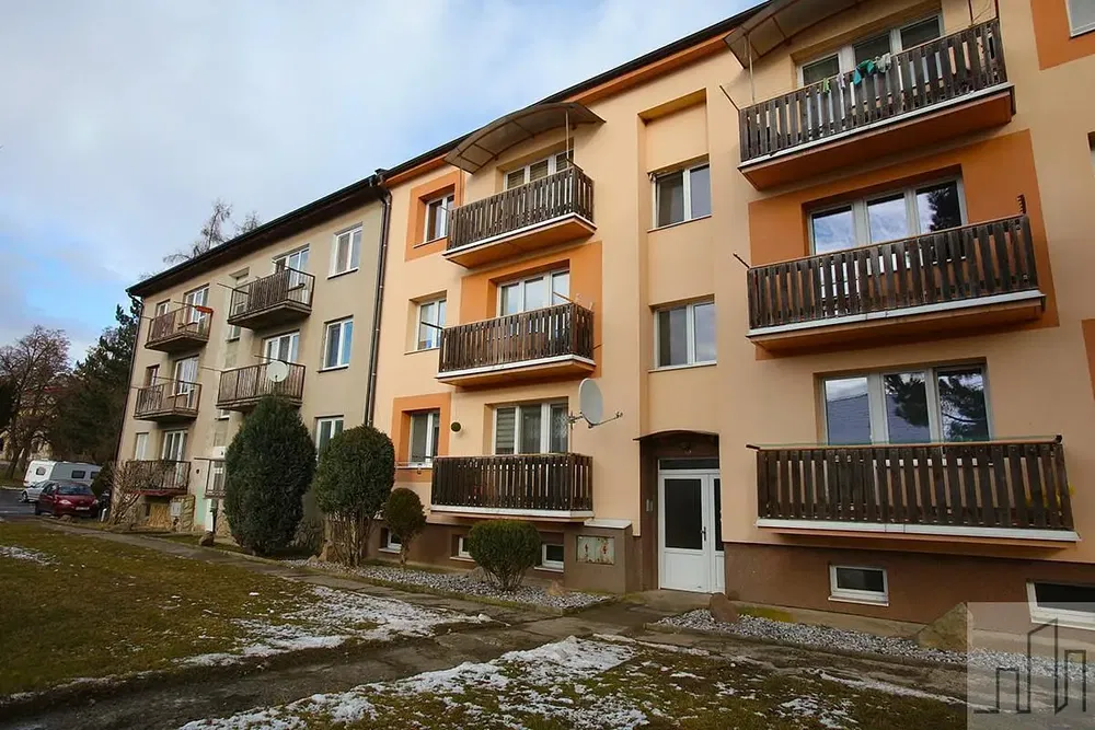 Хол; дървен под, естествена светлина, модерен стил