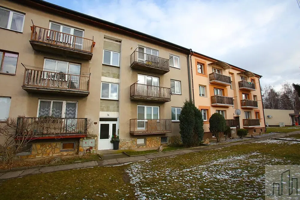 Хол; дървен под, естествена светлина, модерен стил