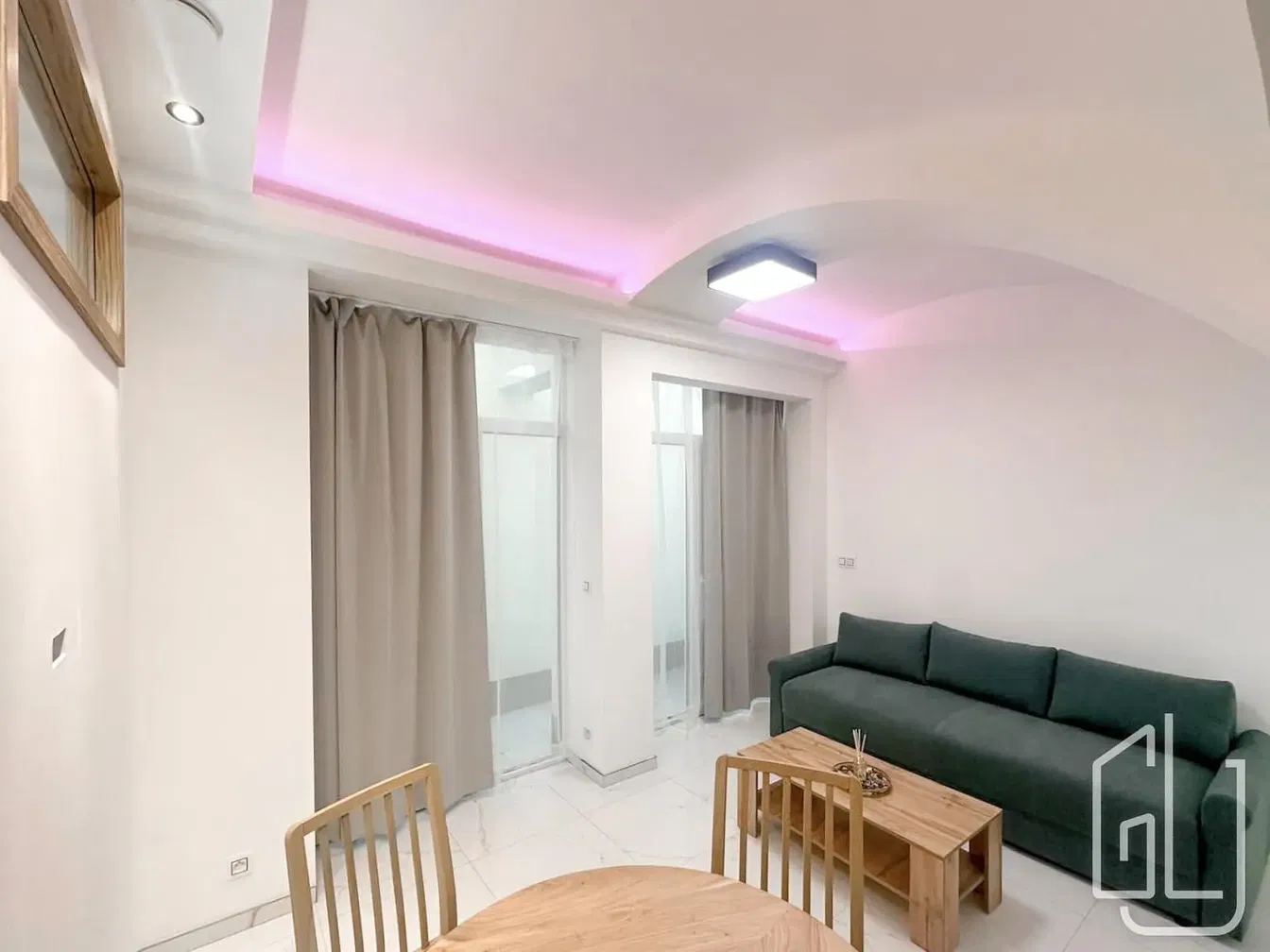 Кухня; кухненски уреди, дървен под, естествена светлина, модерен стил