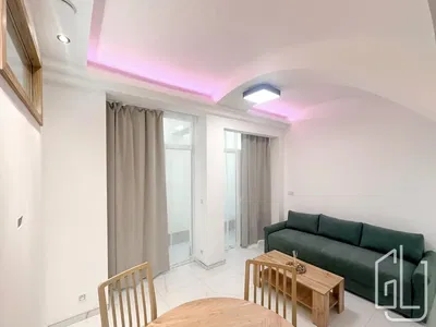 Кухня; кухненски уреди, дървен под, естествена светлина, модерен стил