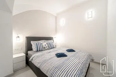 Хол; дървен под, естествена светлина, модерен стил, високи тавани