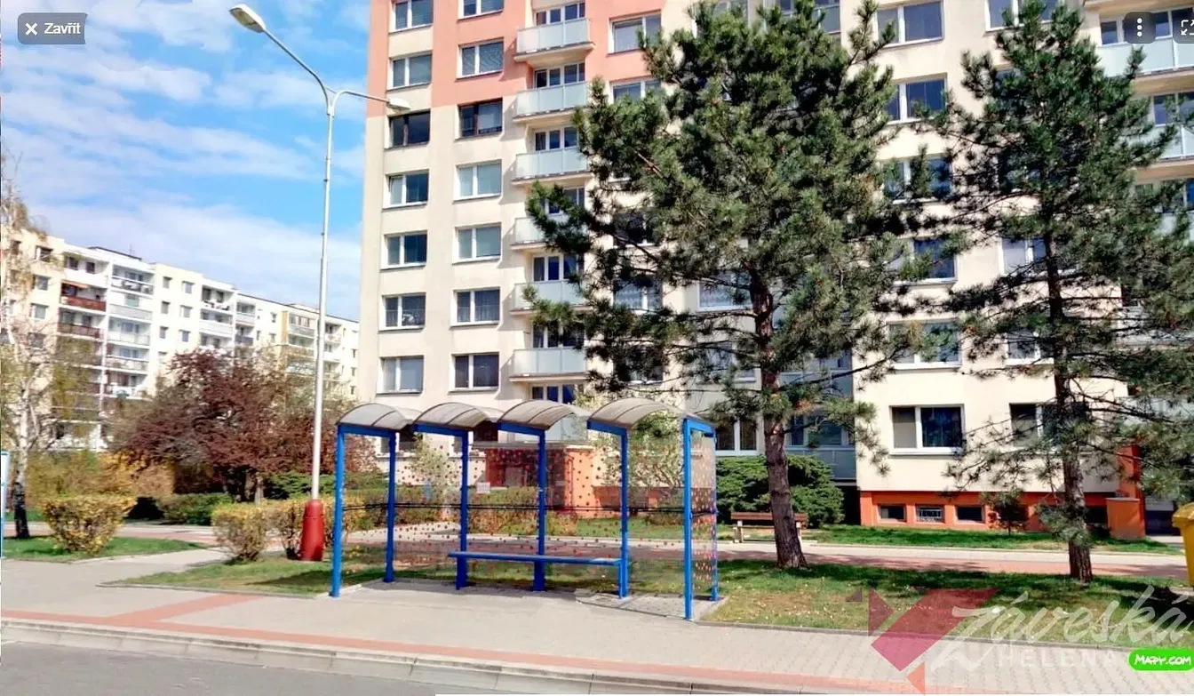 Кухиња; кухињски апарати, дрвени под, природно светло, модерни стил