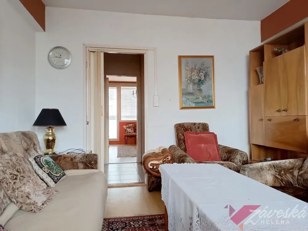 Кухиња; кухињски апарати, дрвени под, природно светло, модерни стил