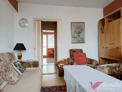 Кухиња; кухињски апарати, дрвени под, природно светло, модерни стил