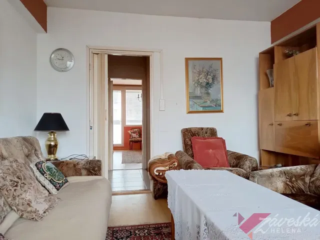 Кухня; кухненски уреди, дървен под, естествена светлина, модерен стил