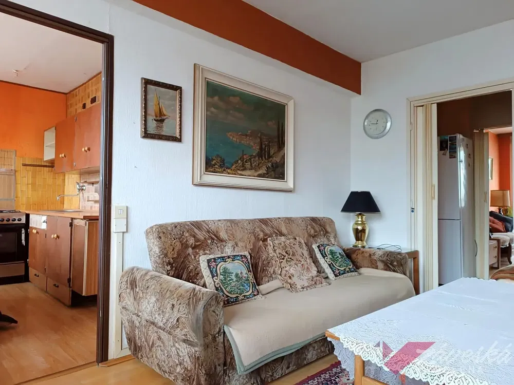 Дневна соба; дрвени под, природно светло, модерни стил, високи плафони