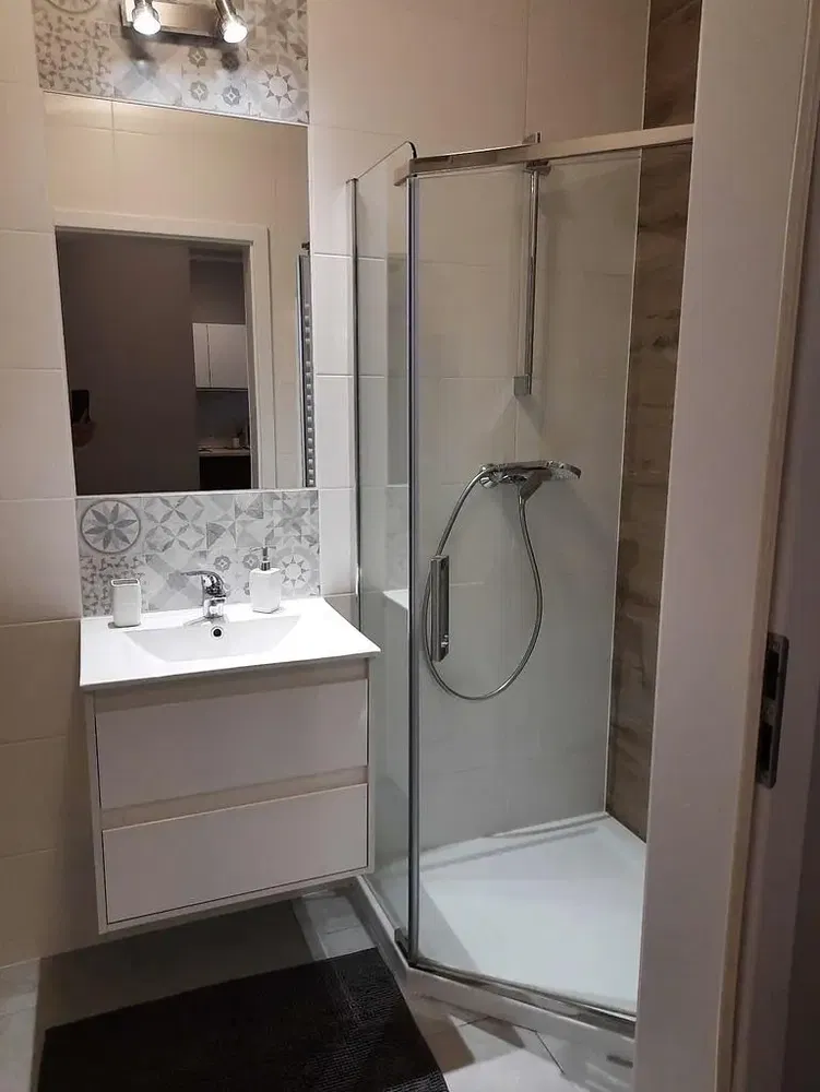 Кухиња; кухињски апарати, дрвени под, природно светло, модерни стил