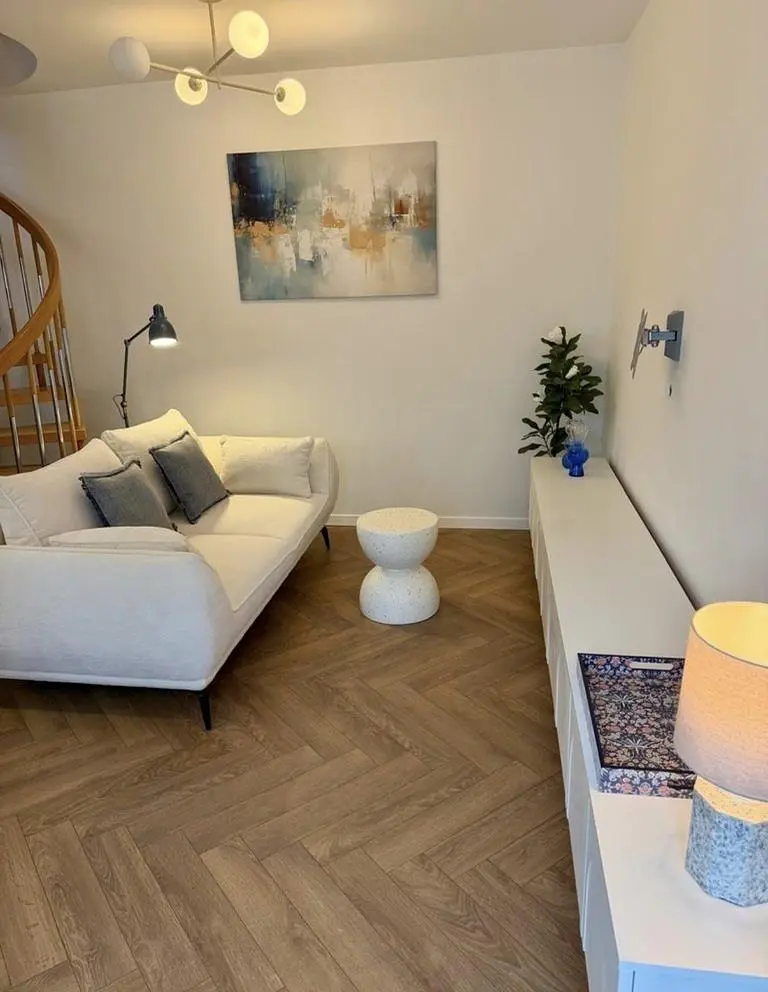 Кухиња; кухињски апарати, дрвени под, природно светло, модерни стил