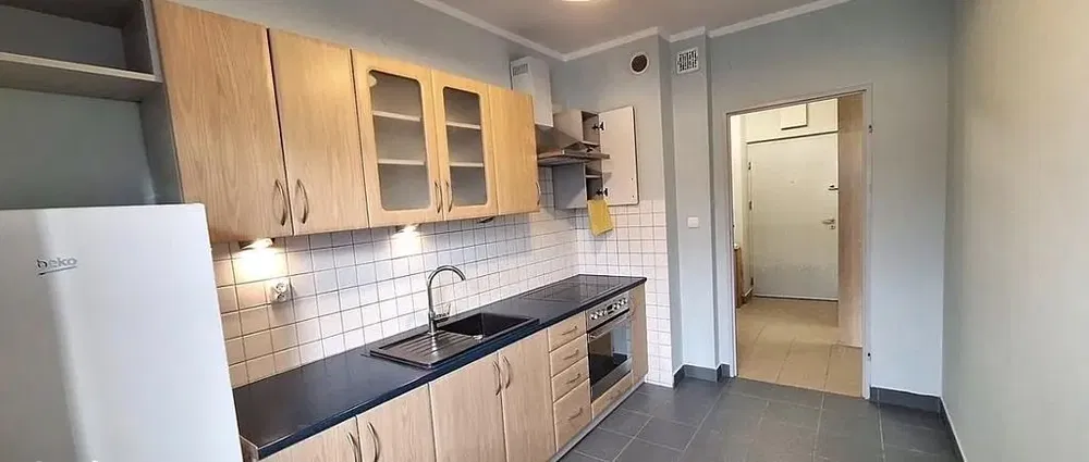 Кухиња; кухињски апарати, дрвени под, природно светло, модерни стил