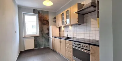 Кухиња; кухињски апарати, дрвени под, природно светло, модерни стил