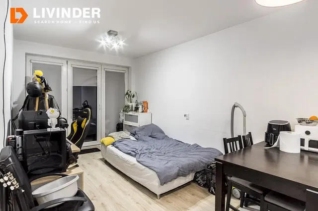 Kuhinja; kućanski aparati, drveni pod, prirodna svjetlost, moderan stil