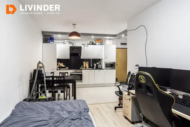 Kuhinja; kućanski aparati, drveni pod, prirodna svjetlost, moderan stil