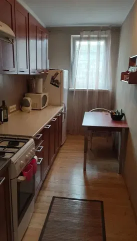 Dnevni boravak; drveni pod, prirodna svjetlost, moderan stil