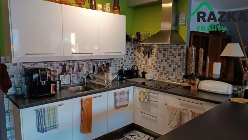 Dnevni boravak; drveni pod, prirodna svjetlost, moderan stil, visoki stropovi