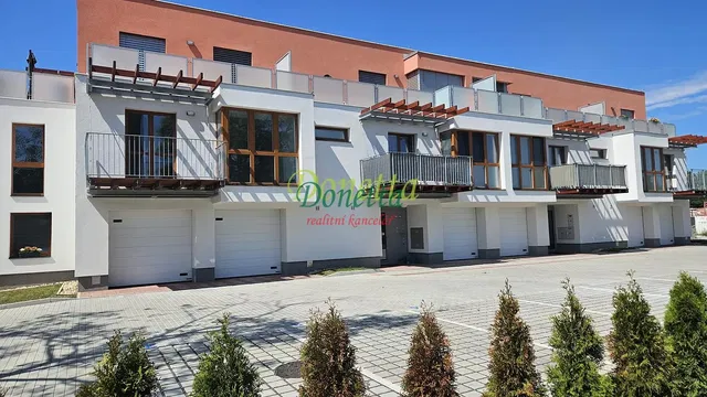 Кухня; кухненски уреди, дървен под, естествена светлина, модерен стил