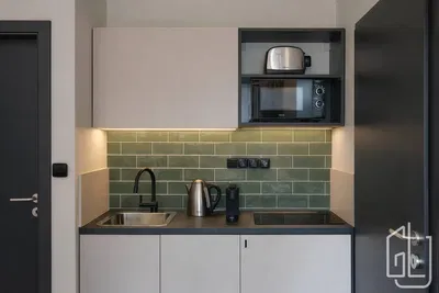 Кухня; кухненски уреди, дървен под, естествена светлина, модерен стил