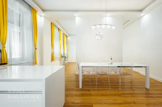 Хол; дървен под, естествена светлина, модерен стил