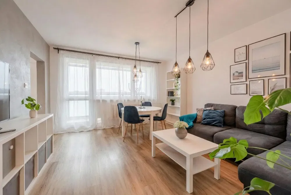 Кухня; кухненски уреди, дървен под, естествена светлина, модерен стил