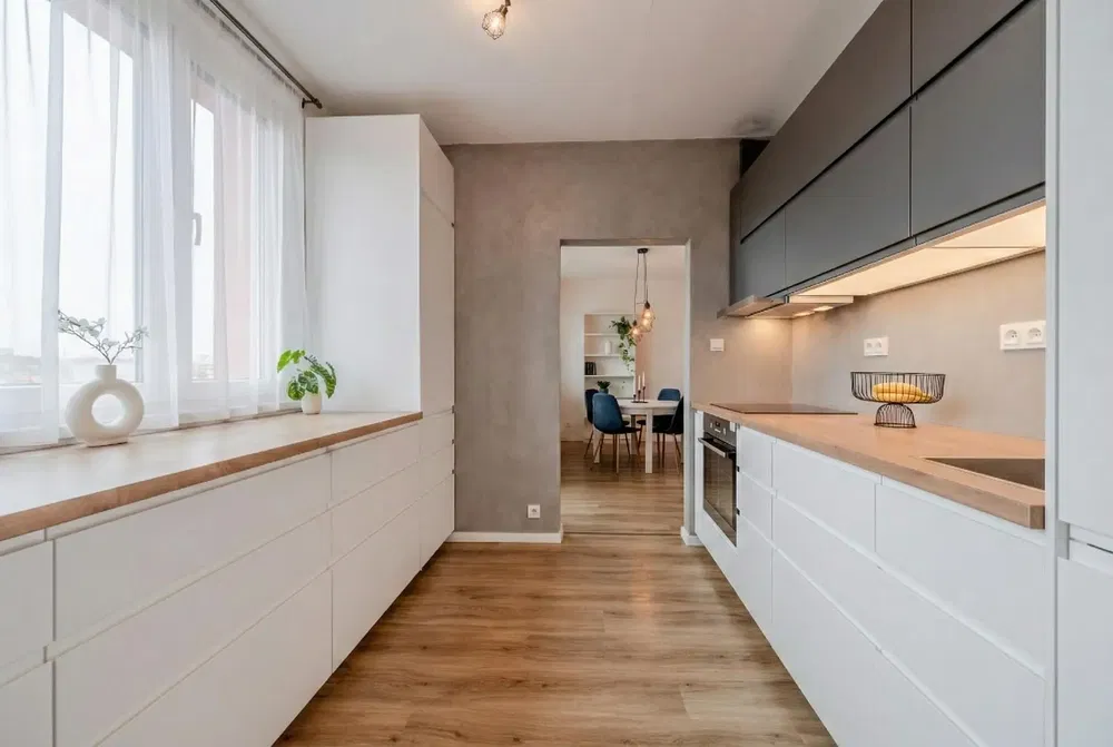 Хол; дървен под, естествена светлина, модерен стил