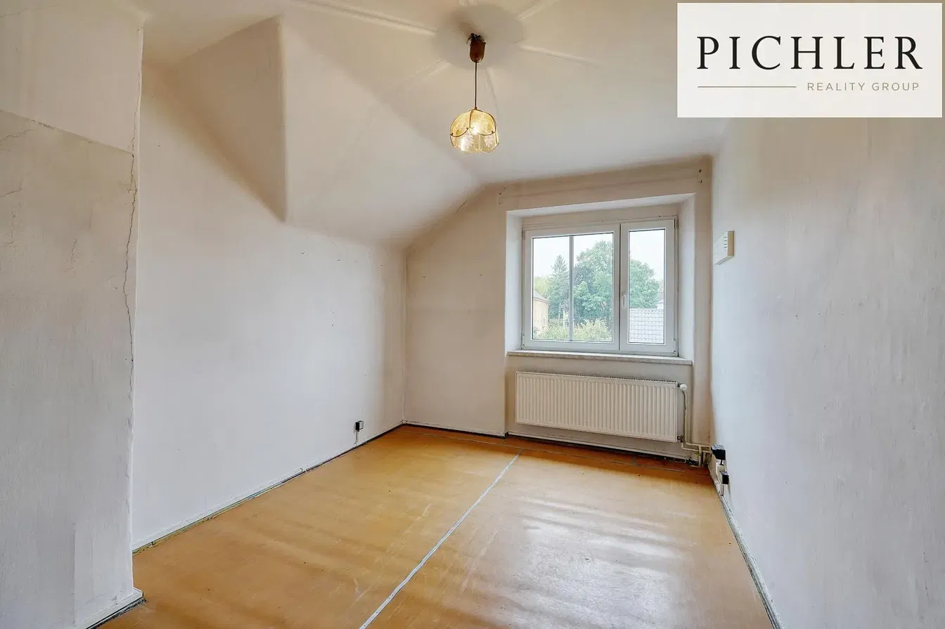 Living room; wood floor, natural light, modern style