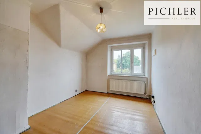 Living room; wood floor, natural light, modern style