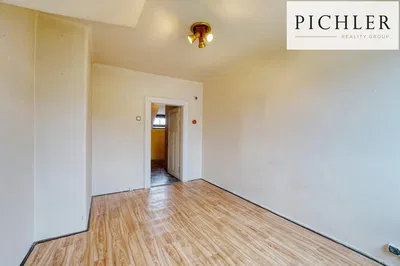 Living room; wood floor, natural light, modern style