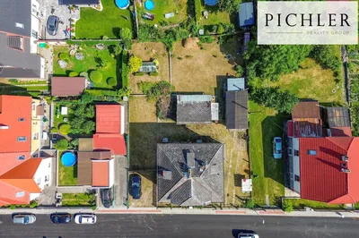 Living room; wood floor, natural light, modern style, high ceiling