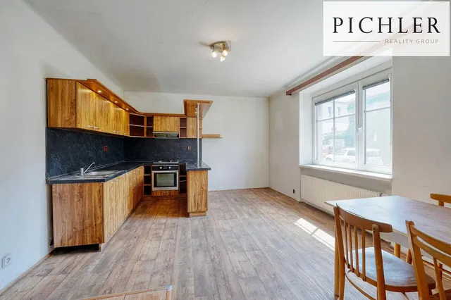 Living room; wood floor, natural light, modern style, high ceiling