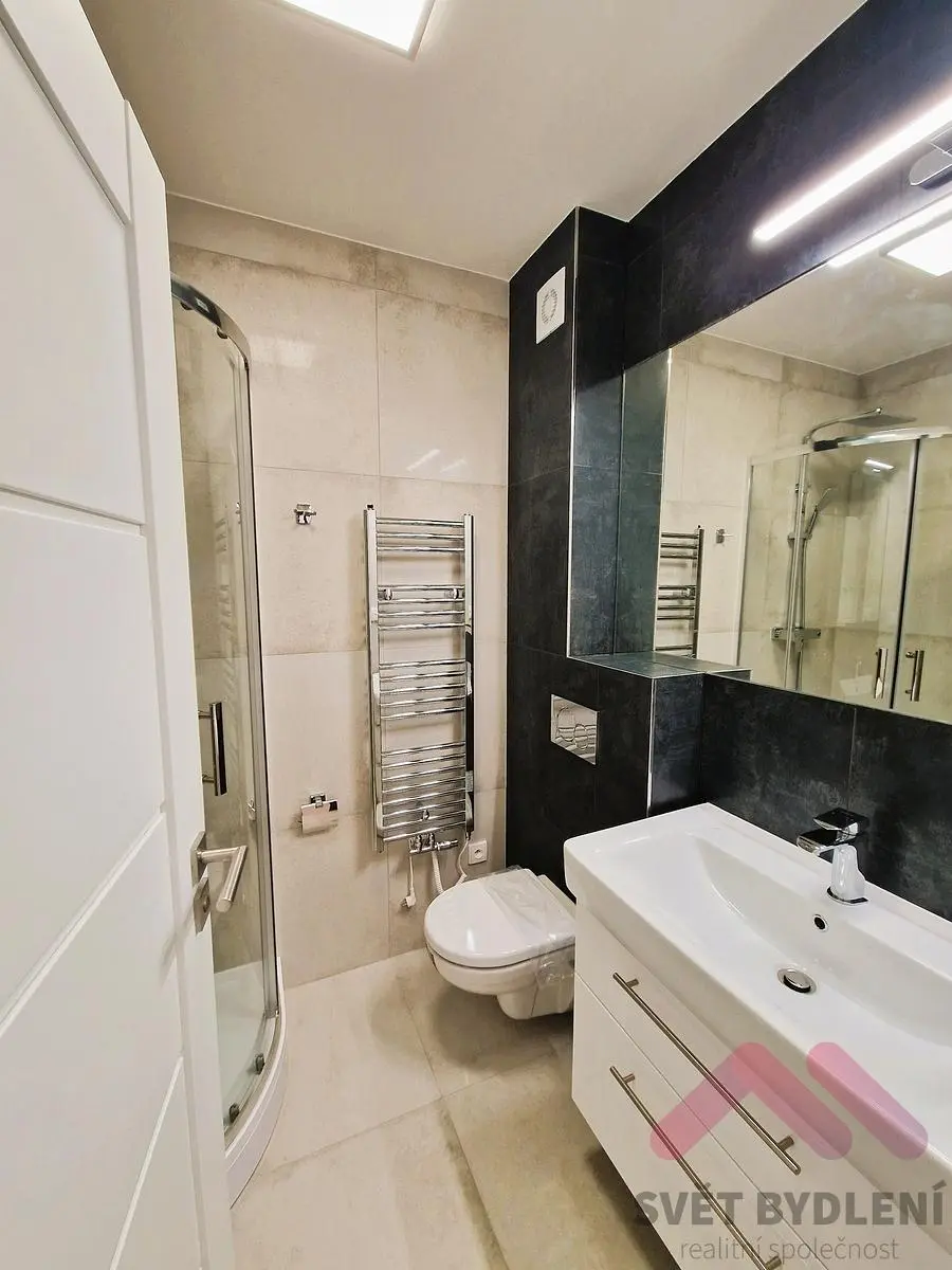 Кухня; кухненски уреди, дървен под, естествена светлина, модерен стил