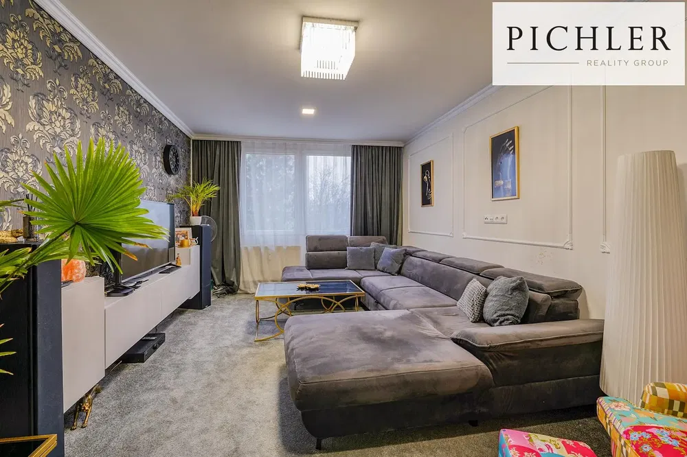 Dnevni boravak; drveni pod, prirodna svjetlost, moderan stil