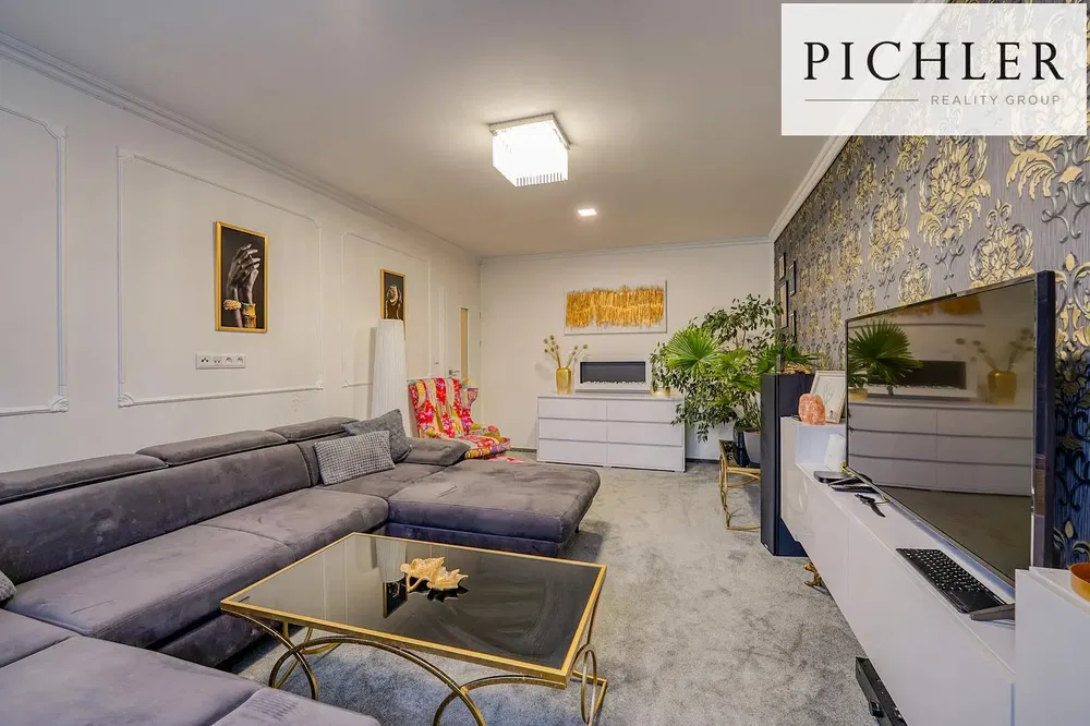 Kuhinja; kućanski aparati, drveni pod, prirodna svjetlost, moderan stil